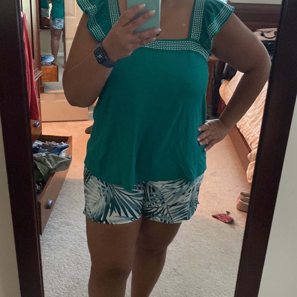 LOFT Green and white flutter sleeve top - Picture 5 of 10